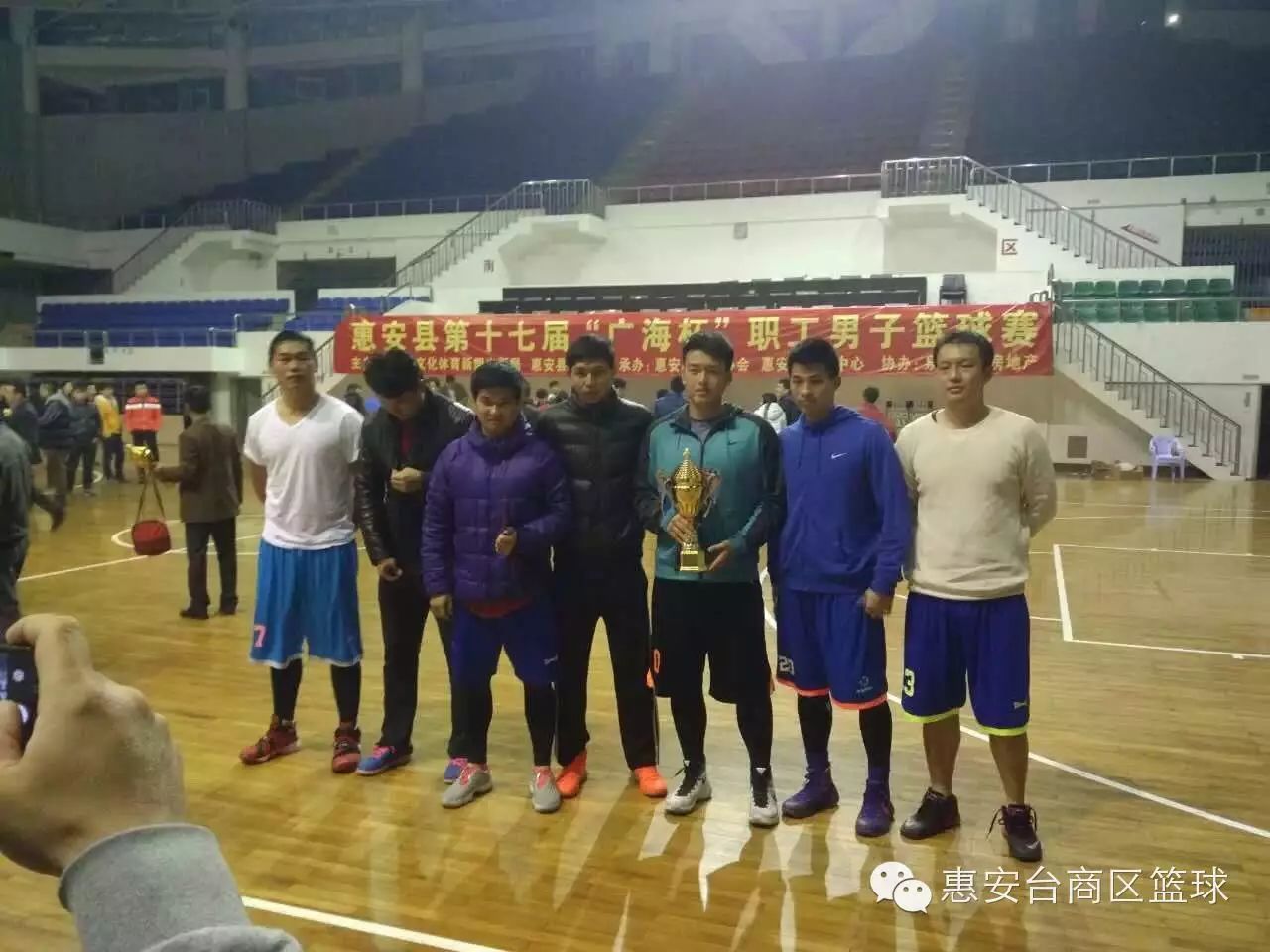 打篮球精准切球技巧图片_篮球切球怎么练_篮球切入视频教学