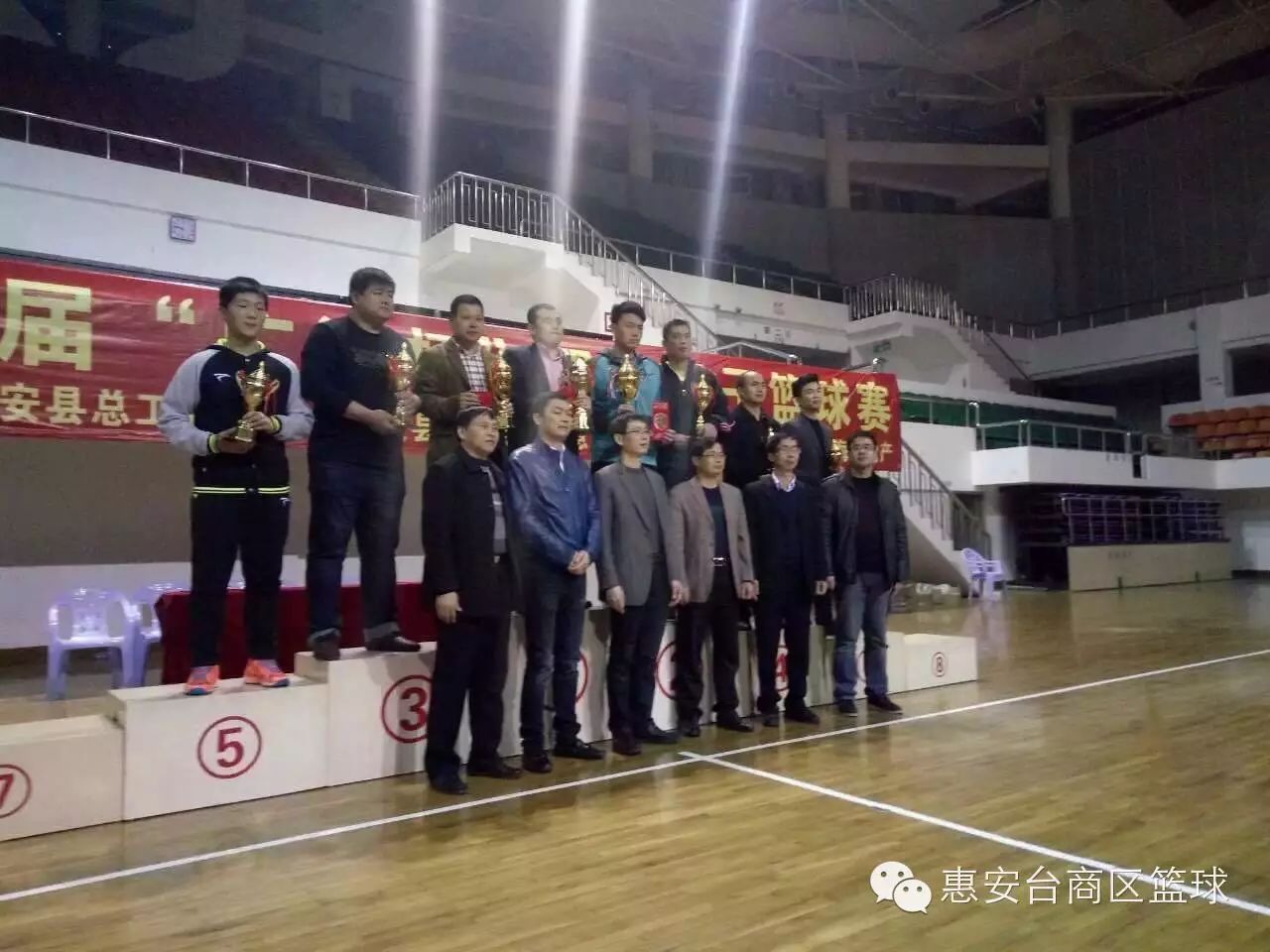 篮球切球怎么练_打篮球精准切球技巧图片_篮球切入视频教学