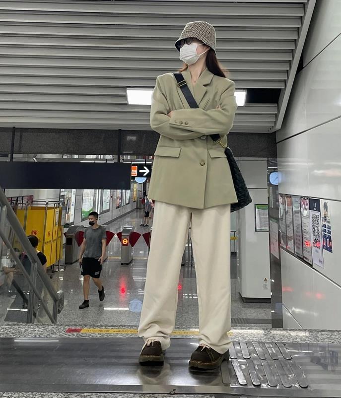西装运动鞋搭配_休闲西装配运动鞋_休闲西装搭运动鞋