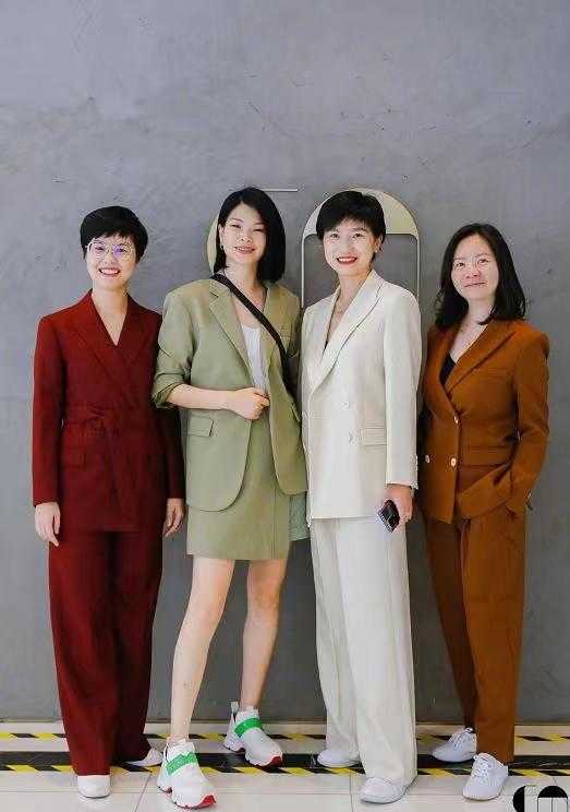 休闲西装配运动鞋_休闲西装搭运动鞋_西装鞋休闲运动配什么裤子