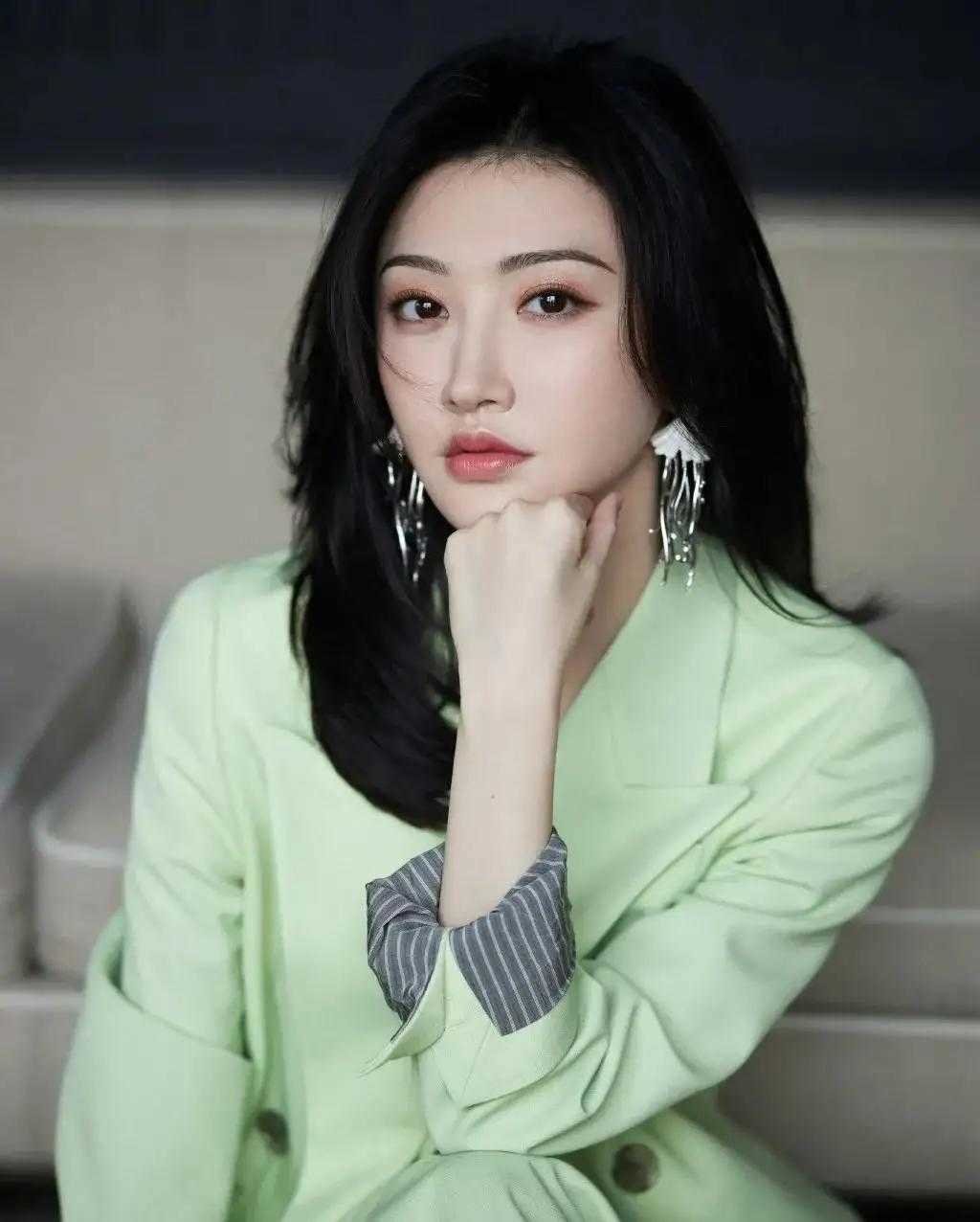 休闲西装搭运动鞋_西装鞋休闲运动配什么裤子_休闲西装配运动鞋