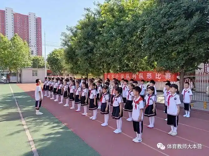 艺术体操压腰视频_体操学生压腰图片_腰背体操