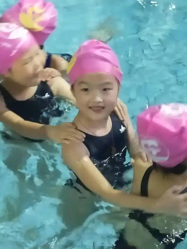 踢足球冠军得孩子多吗_踢足球的冠军_踢足球的孩子得了冠军
