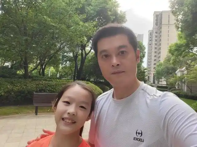 踢足球的冠军_踢足球的孩子得了冠军_踢足球冠军得孩子多吗