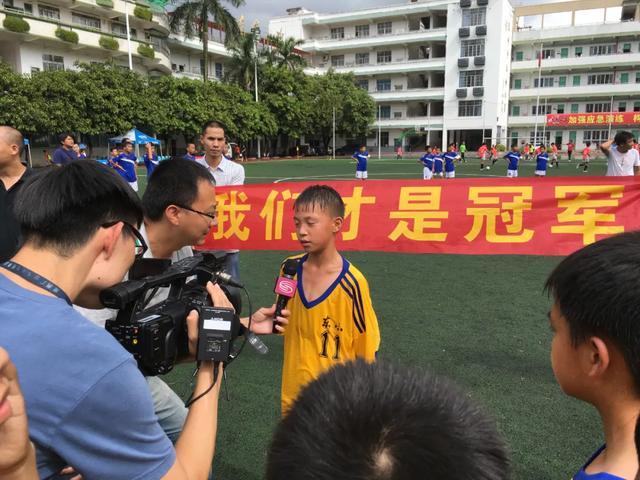 踢足球冠军得孩子多吗_踢足球冠军得孩子是谁_踢足球的孩子得了冠军
