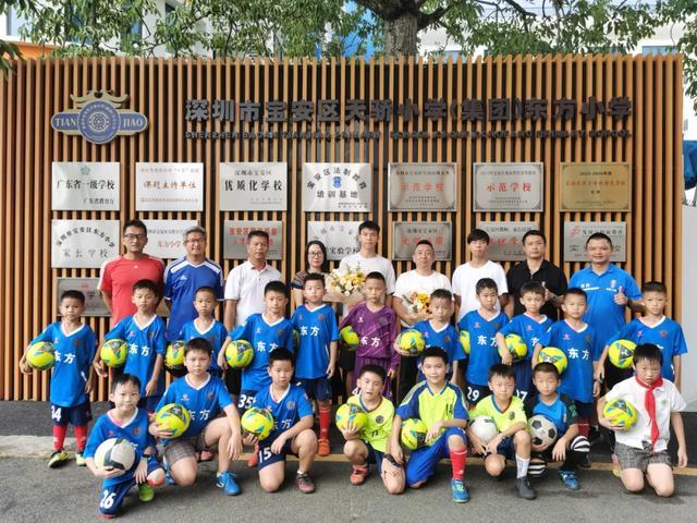 踢足球的孩子得了冠军_踢足球冠军得孩子是谁_踢足球冠军得孩子多吗